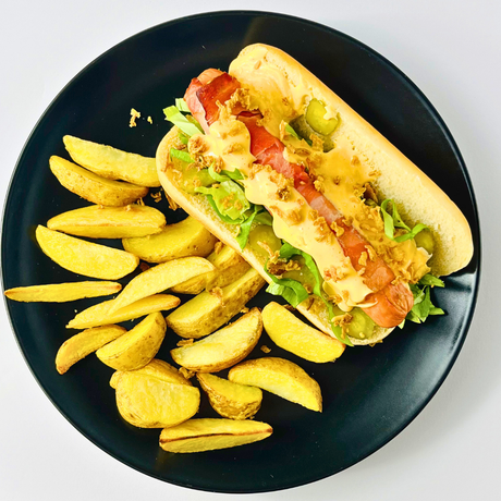 Хот-доги с колбасками, маринованным огурцом, сырным соусом и картофелем по-деревенски