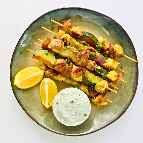 Куриные шашлычки в медово-горчичном маринаде с овощами и соусом дзадзики