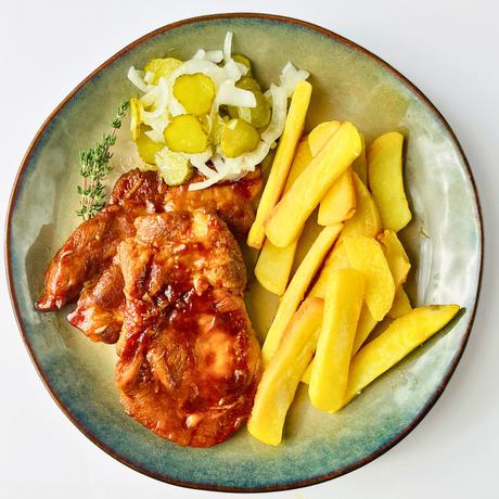 Свинина по-китайски с соусом юдзу, картофелем по-деревенски и маринованными огурчиками