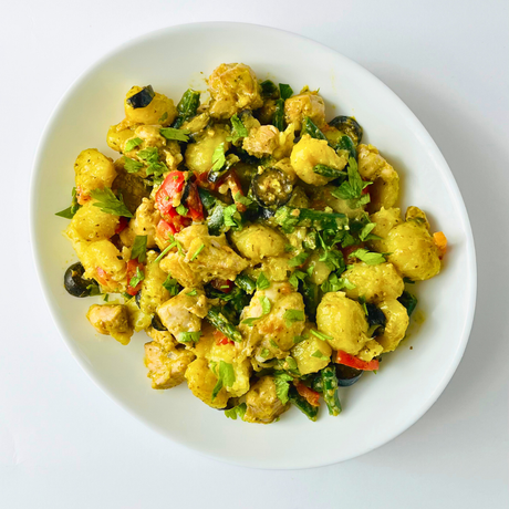 Ньокки с цыпленком, фасолью и томатно-оливковой сальсой