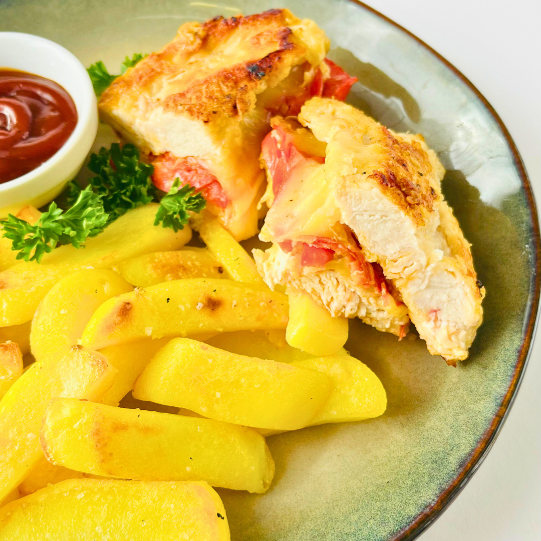 Куриный сэндвич с куленом, картофелем по-домашнему и соусом барбекю