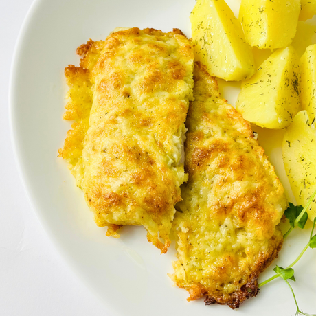 Минтай под сырной шапочкой по-французски с отварным картофелем со сливочным маслом и зеленью