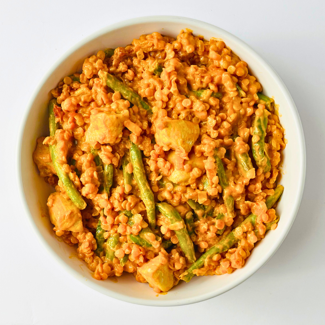 Пикантный кокосово-томатный дал с куриной грудкой, пастой карри, чечевицей и стручковой фасолью