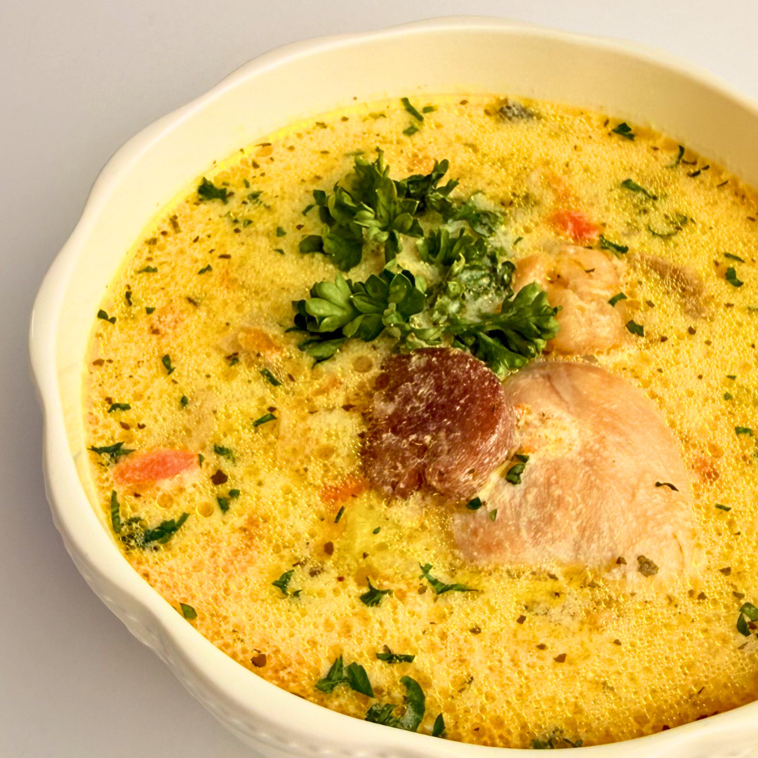 Сливочно-сырный суп с курицей, картофелем и грибами