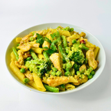 Пенне с цыпленком, панчеттой и миксом овощей из стручковой фасоли, горошка и брокколи в ярком песто соусе