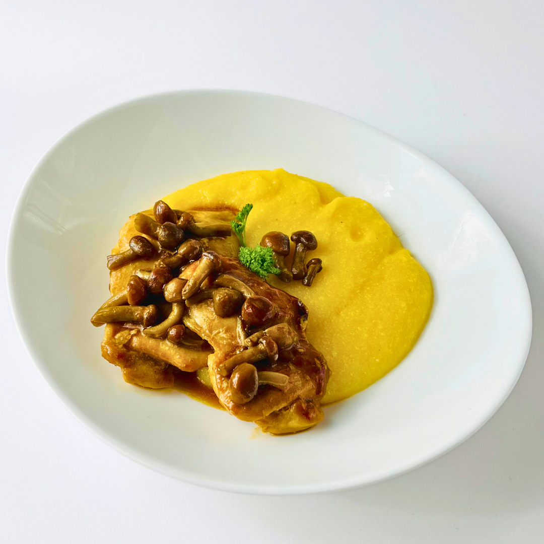 Стейк из цыпленка в соусе хойсин с грибами намеко и сливочной полентой