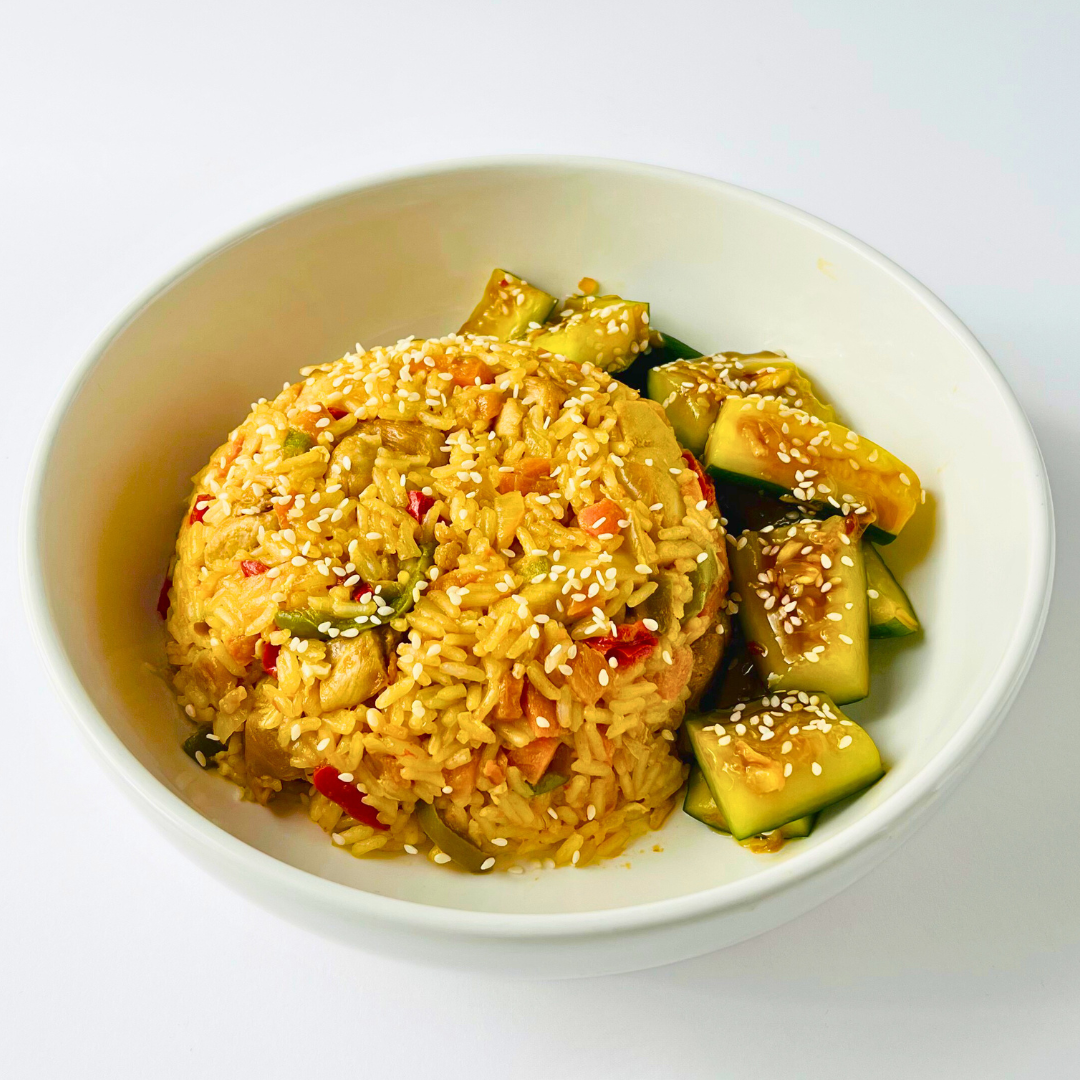 Японский тори тяхан с рисом и курицей с битыми огурцами