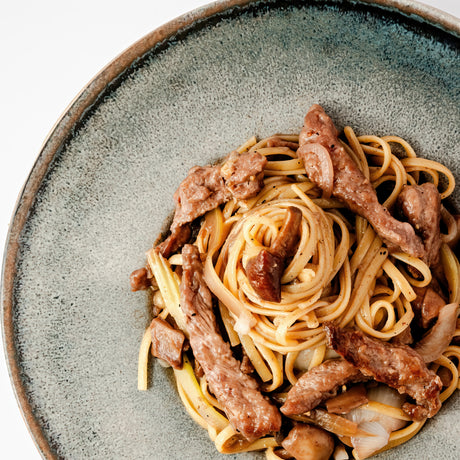 Лингвини с грибным рагу и чесночной говядиной стир-фрай