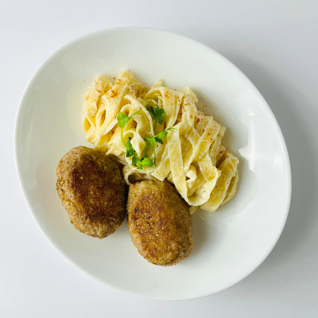 Домашние котлетки, фаршированные моцарелой, со сливочной пастой тальятелле