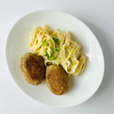 Домашние котлетки, фаршированные моцарелой, со сливочной пастой тальятелле