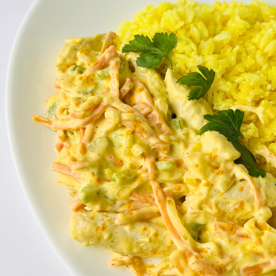 Томлёная курица с сельдереем и морковью в соусе Голландез с пряным рисом