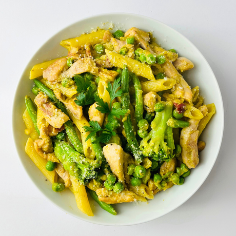 Пенне с цыпленком, панчеттой и миксом овощей из стручковой фасоли, горошка и брокколи в ярком песто соусе