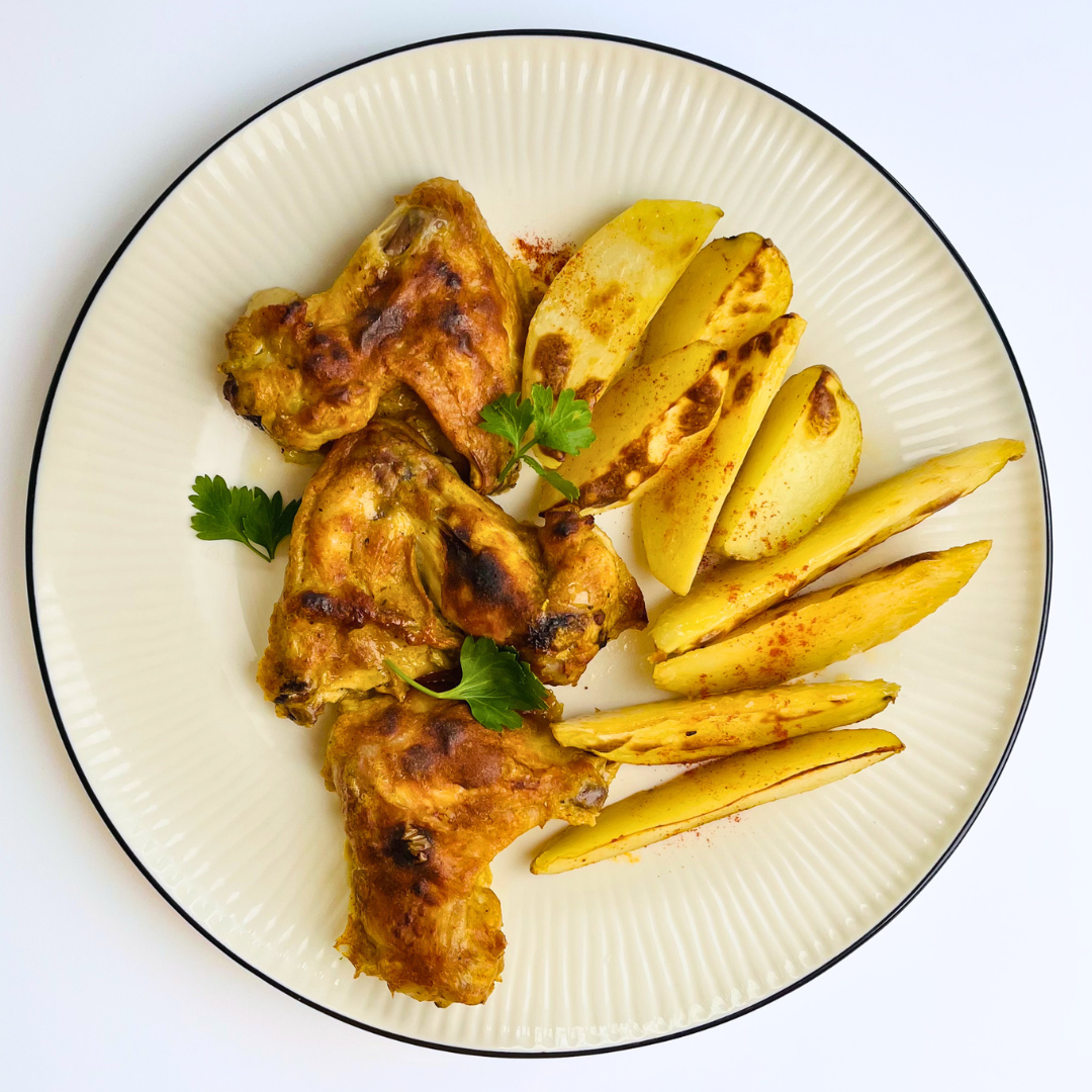 Куриные крылышки, запечённые в маринаде Калькутта, с печёным картофелем