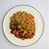 Нежная свинина с гречкой по-купечески, тушёная с черносливом, помидором и морковью