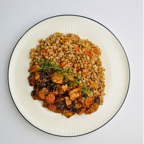 Нежная свинина с гречкой по-купечески, тушёная с черносливом, помидором и морковью