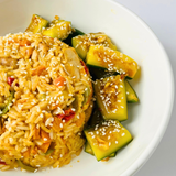 Японский тори тяхан с рисом и курицей с битыми огурцами