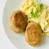 Домашние котлетки, фаршированные моцарелой, со сливочной пастой тальятелле