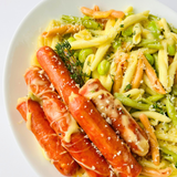 Цветные фузили с тремя видами сыра, дымлёными сырными колбасками в травах и белом вине