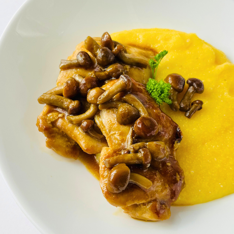 Стейк из цыпленка в соусе хойсин с грибами намеко и сливочной полентой