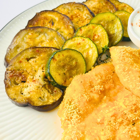 Хрустящие куриные грудки с овощами гриль и йогуртово-чесночным соусом
