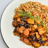 Нежная свинина с гречкой по-купечески, тушёная с черносливом, помидором и морковью