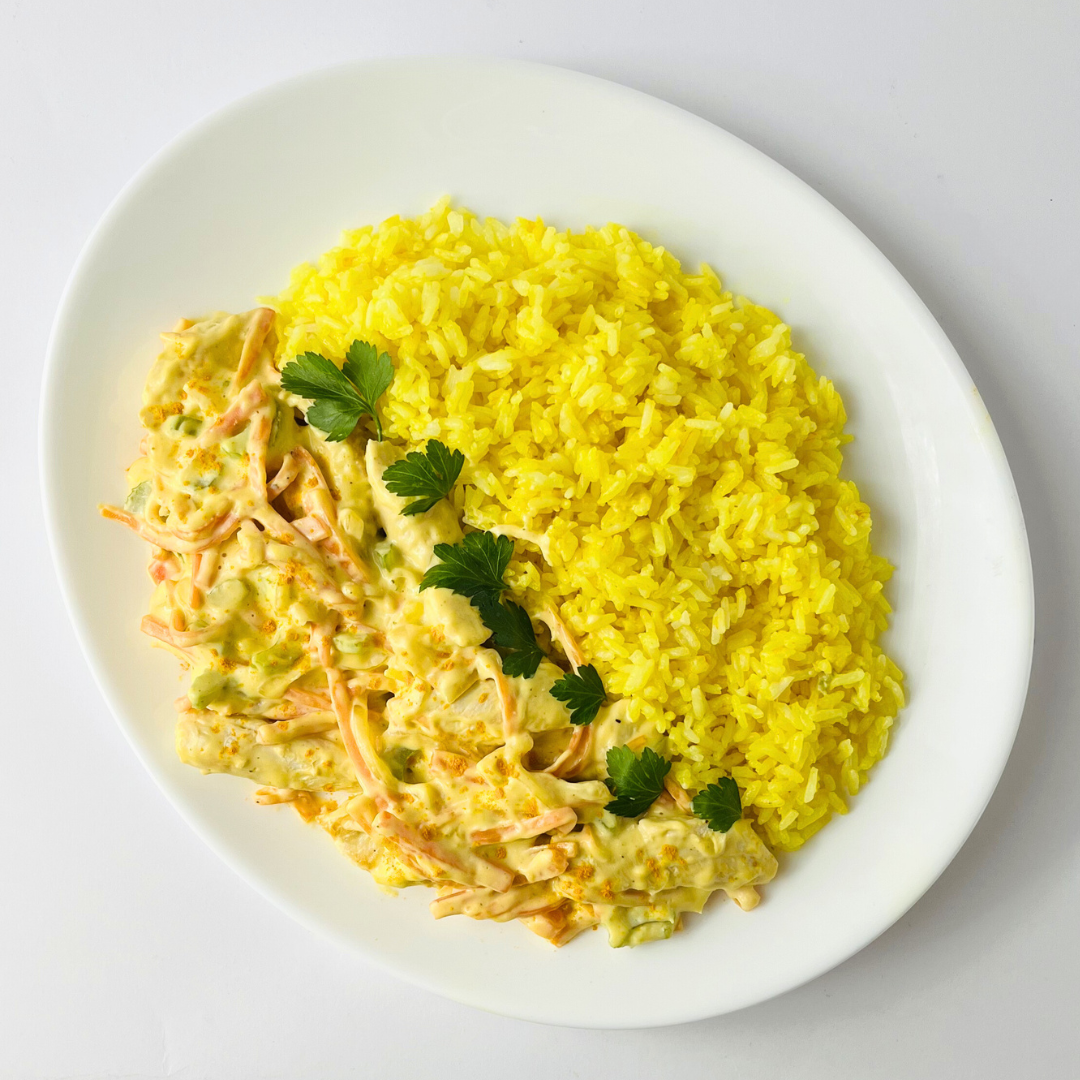 Томлёная курица с сельдереем и морковью в соусе Голландез с пряным рисом