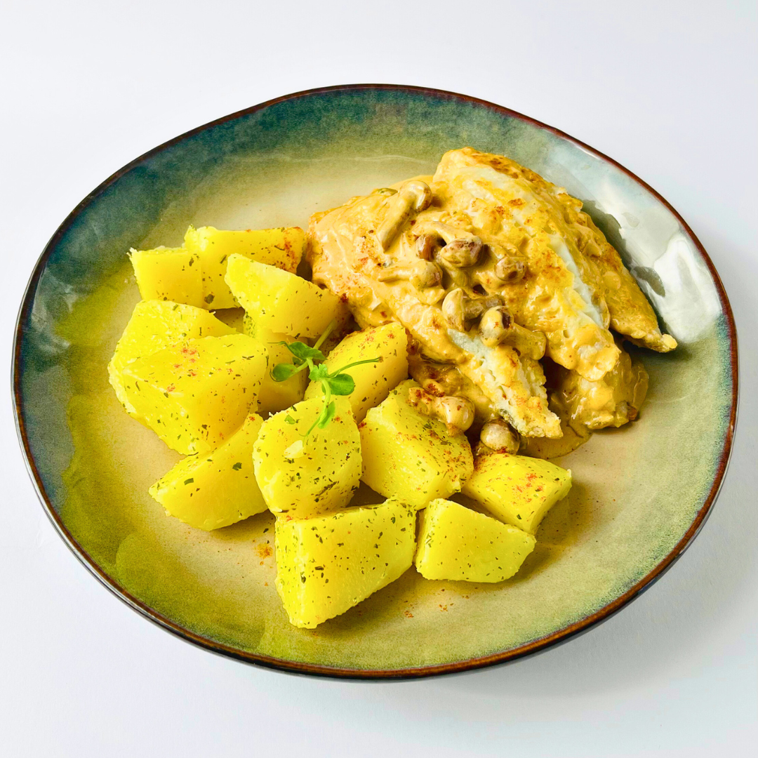 Филе белой рыбы с опятами по-строгановски и отварной картошечкой с зеленью