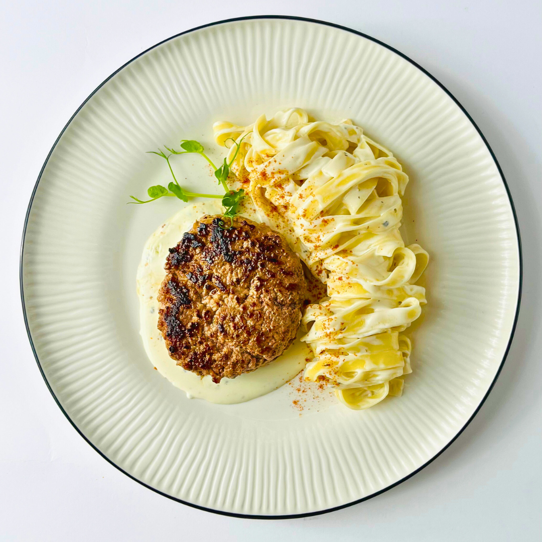 Бифштекс из говядины с тальятелле, томлёные в соусе блю чиз