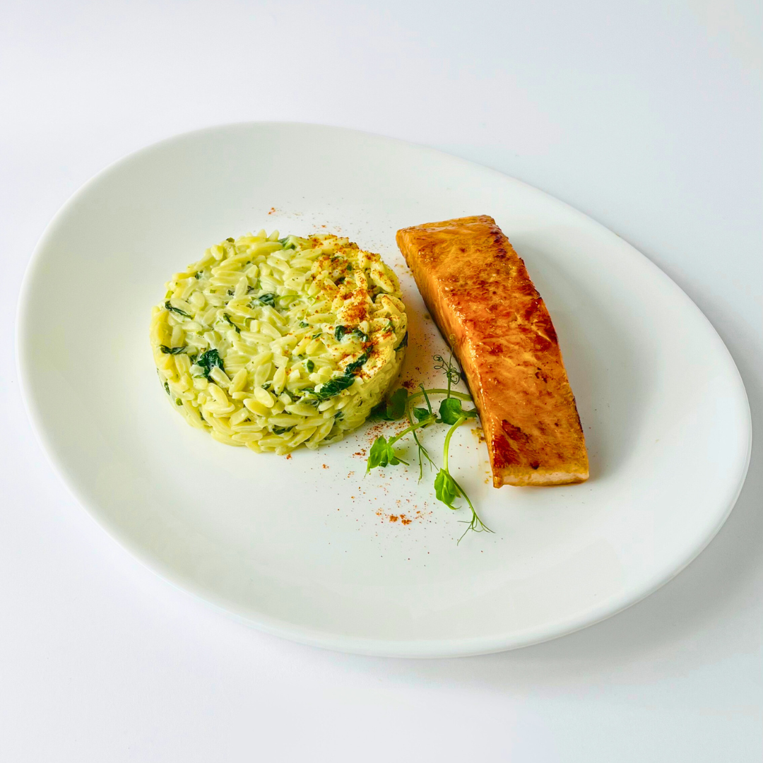 Лосось в абрикосовой карамели на подушке из томленого шпината со сливочным орзо