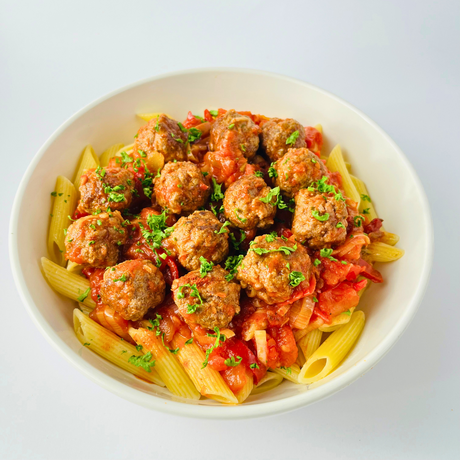 Греческие тефтельки кёфте в пряно-томатном соусе с пастой пенне
