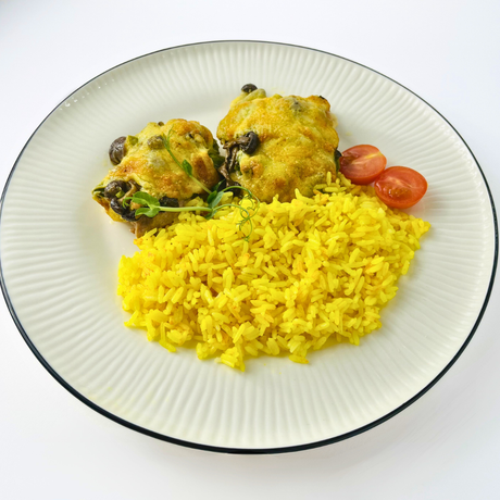 Куриная отбивная, запечённая с грибами намеко под сырной шапочкой с рисом