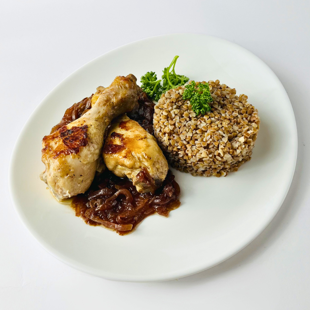 Куриные ножки с луковым конфи в винном соусе с гречкой