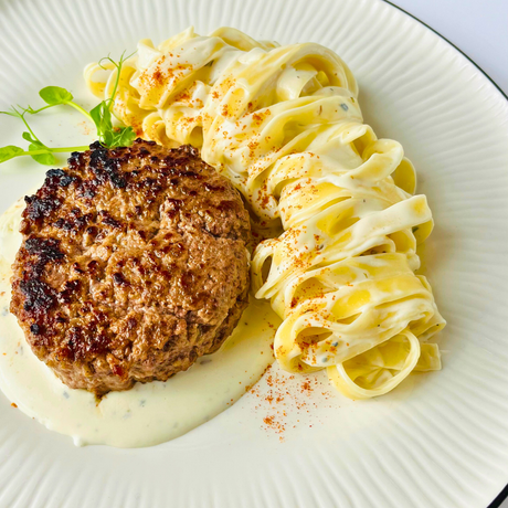 Бифштекс из говядины с тальятелле, томлёные в соусе блю чиз