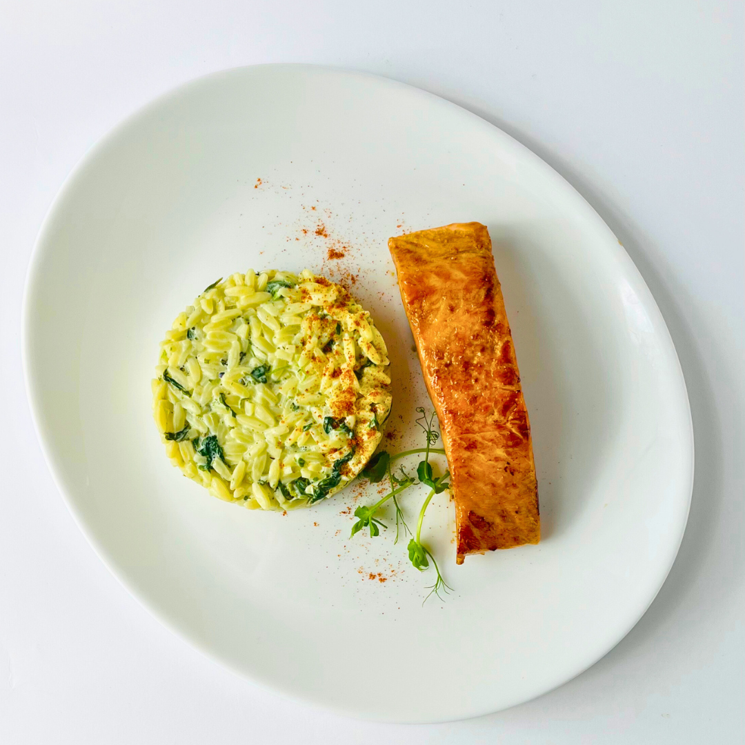 Лосось в абрикосовой карамели на подушке из томленого шпината со сливочным орзо