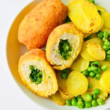 Котлета по-киевски с картофельными слайсами и зелёным горошком