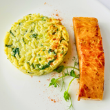 Лосось в абрикосовой карамели на подушке из томленого шпината со сливочным орзо