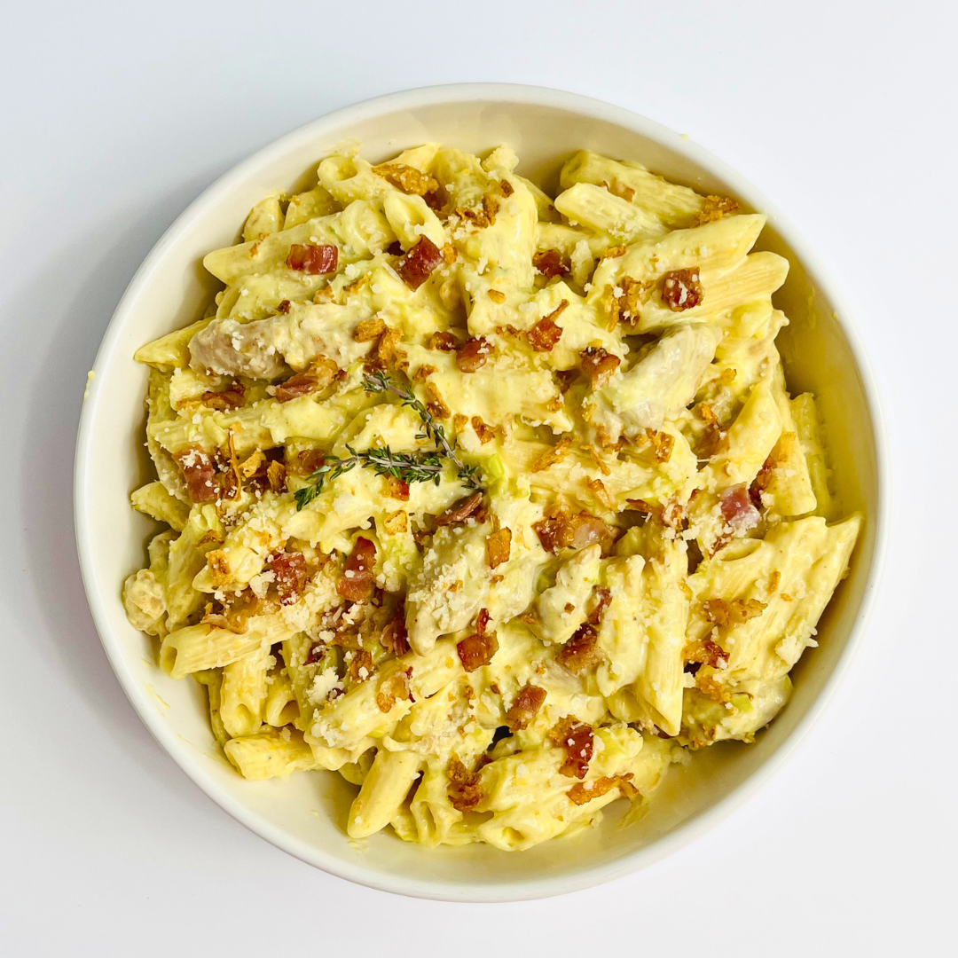 Pasta penne kvadro formadži sa piletinom i čipsom od slanine