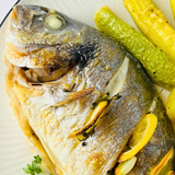 Дорадо, запечённая с ломтиками цукини и картофелем, с ореховым соусом баже