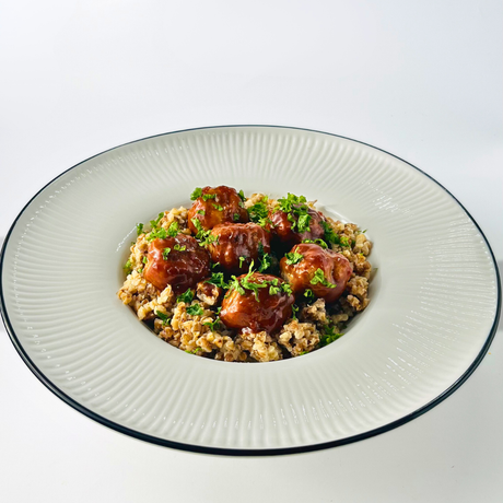 Тефтели в томатном соусе барбекю с гречкой, томлёной в сливках