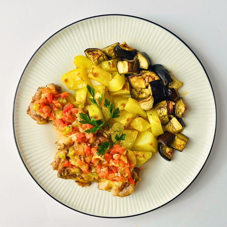 Бастардо из курицы с картофелем и баклажаном в соусе из печёных перцев