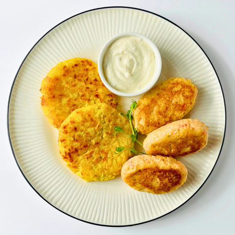 Сливочные сырно-крабовые котлеты с хрустящим хашбрауном и соусом тартар
