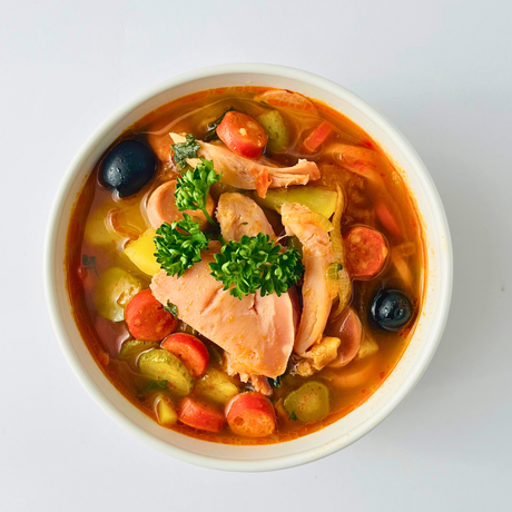 Классическая солянка из дымлёного окорочка и колбас с маслинами