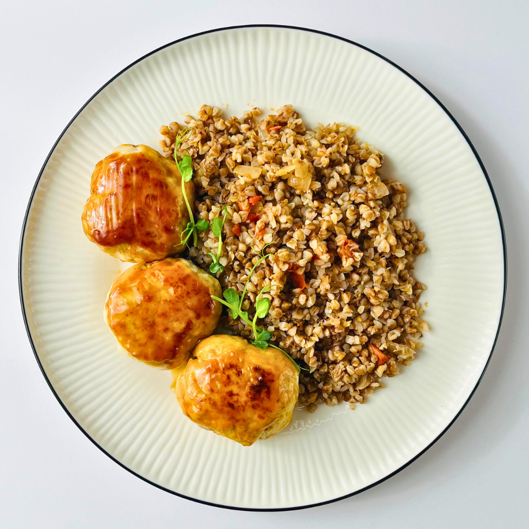 Нежные котлетки из индейки в терияки с томатной гречкой