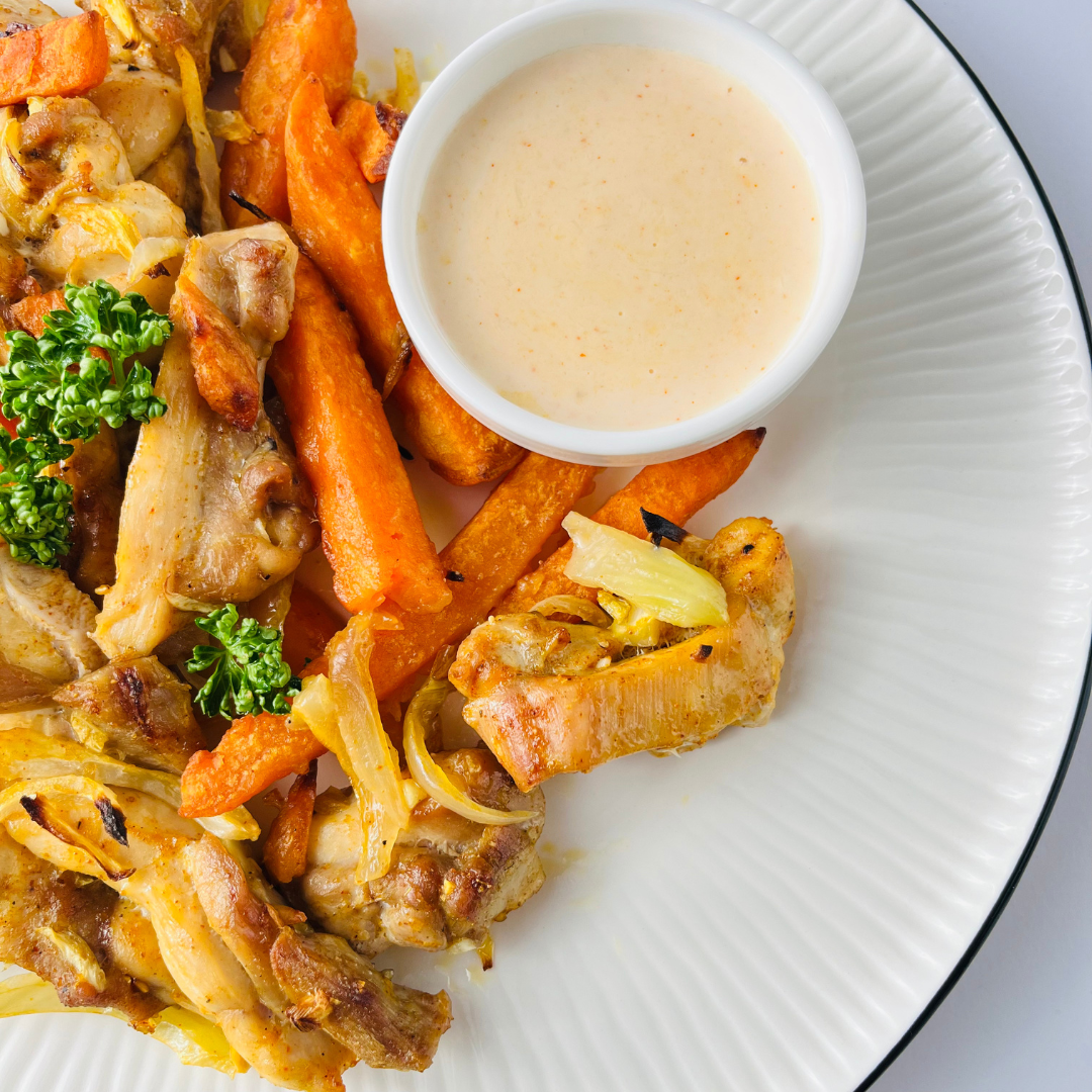 Цыпленок, запечённый с фенхелем и бататом фри с сырным соусом