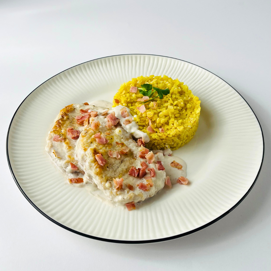 Медальоны из свиной вырезки с чипсами из бекона с булгуром