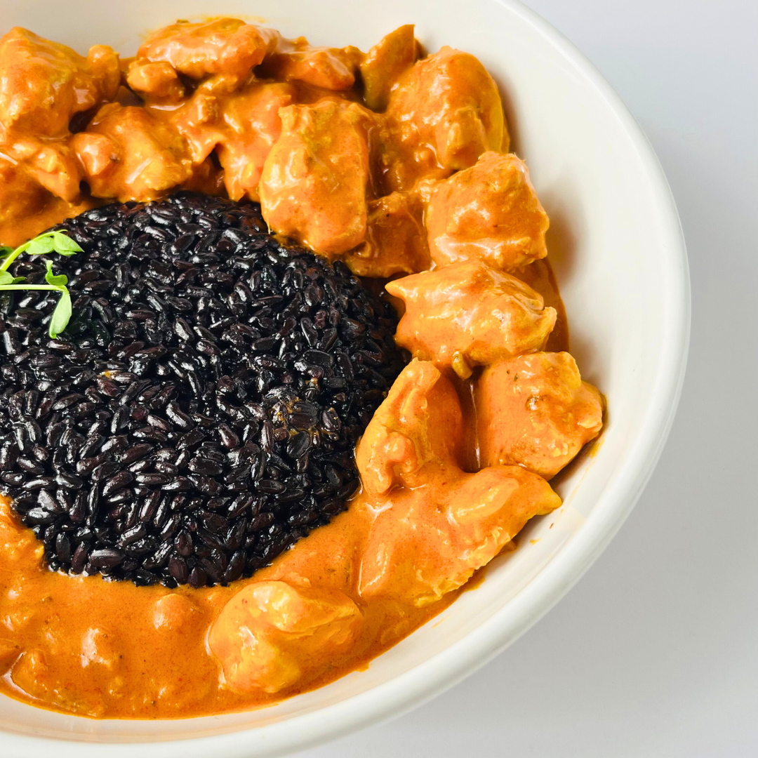 Цыплёнок в индийском соусе масала с чёрным рисом