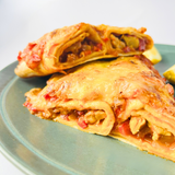 Запечённая энчилада с курицей, пикантным томатным соусом и сыром