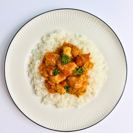 Курица в кокосово-абрикосовом карри с восточными пряностями и рисом