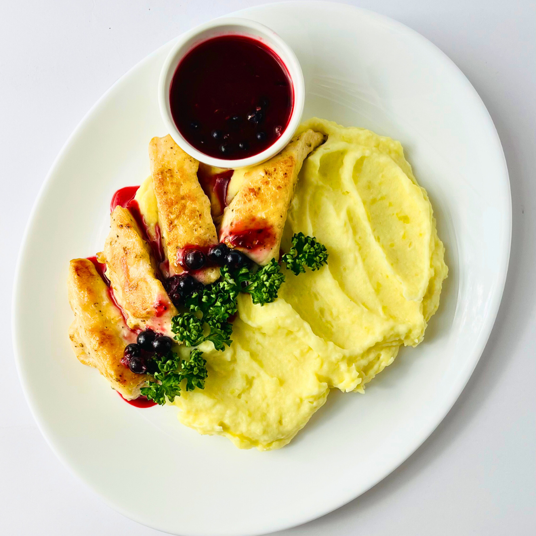 Медальоны из куриной грудки под пряным соусом из чёрной смородины с кремом из картофеля