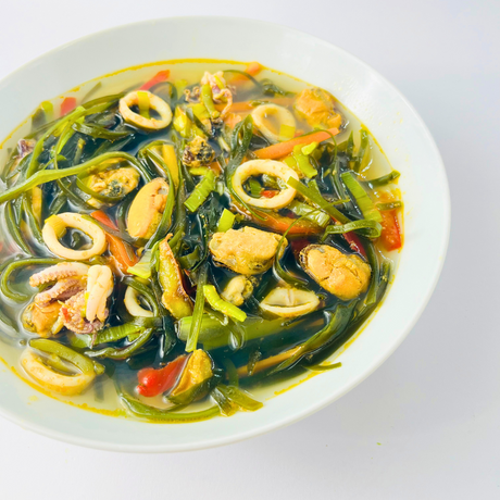 Суп с морскими водорослями, кальмарами и мидиями